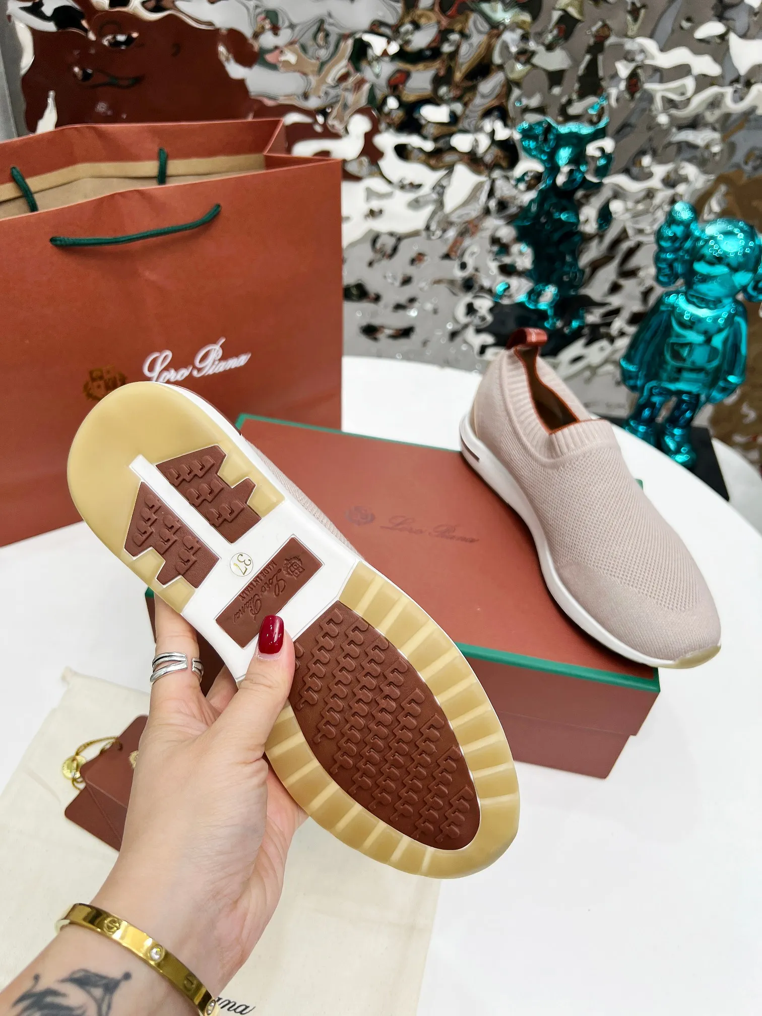 👟👟Ex-factory price 440👟👟 Men’s size +10 🧨🧨🧨Loropiana’s new board is online! This product is made of imported nylon velvet and developed from original boards. It is light, comfortable and breathable, and is suitable for all seasons. Size: 35-41, (Note: 35 and 41 are not returnable or exchangeable),